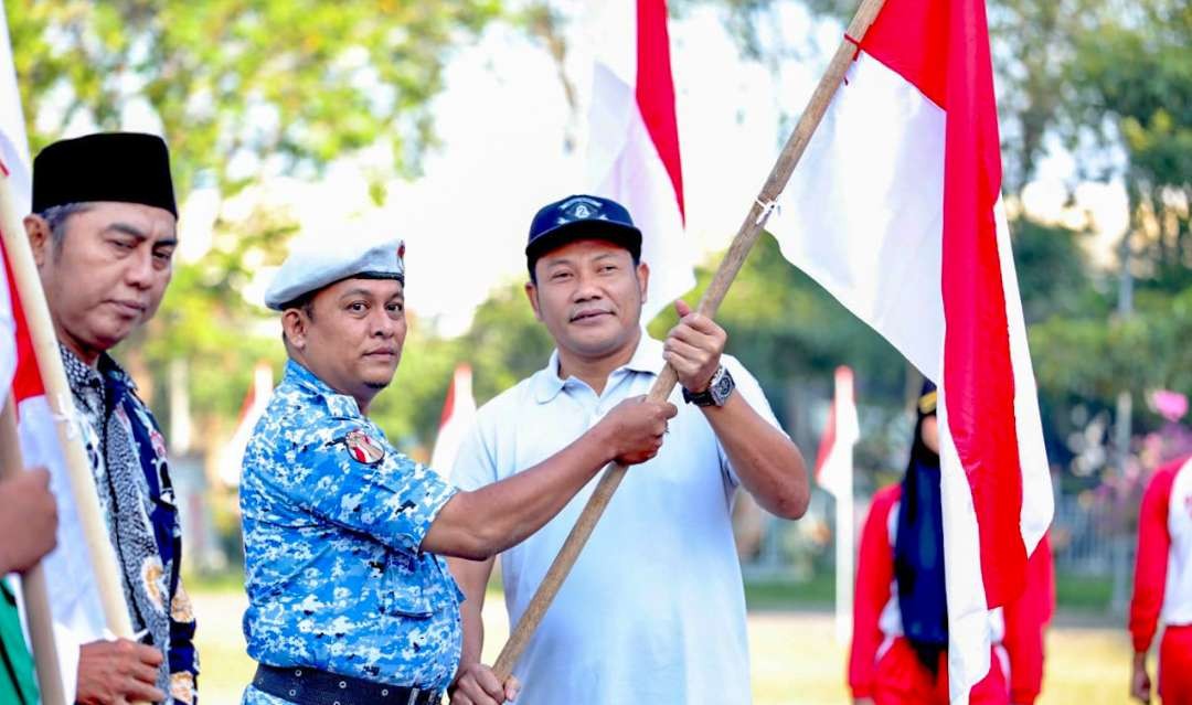 Plt Bupati Sidoarjo Subandi bagikan bendera secara simbolis. (Foto: Aini Arifin/Ngopibareng.id)