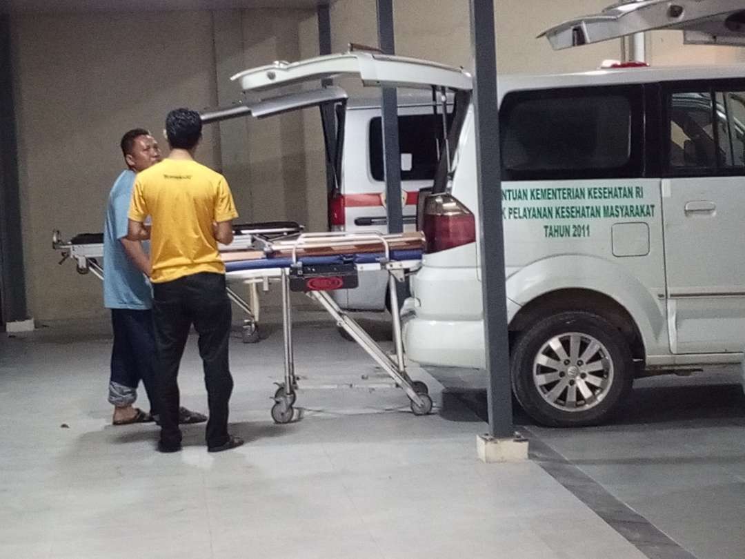 Mayat korban pembunuhan saat diturunkan dari ambulans untuk diotopsi di RSUD Soegiri Lamongan, Jawa Timur. (Foto: Imron Rosidi/Ngopibareng.id)