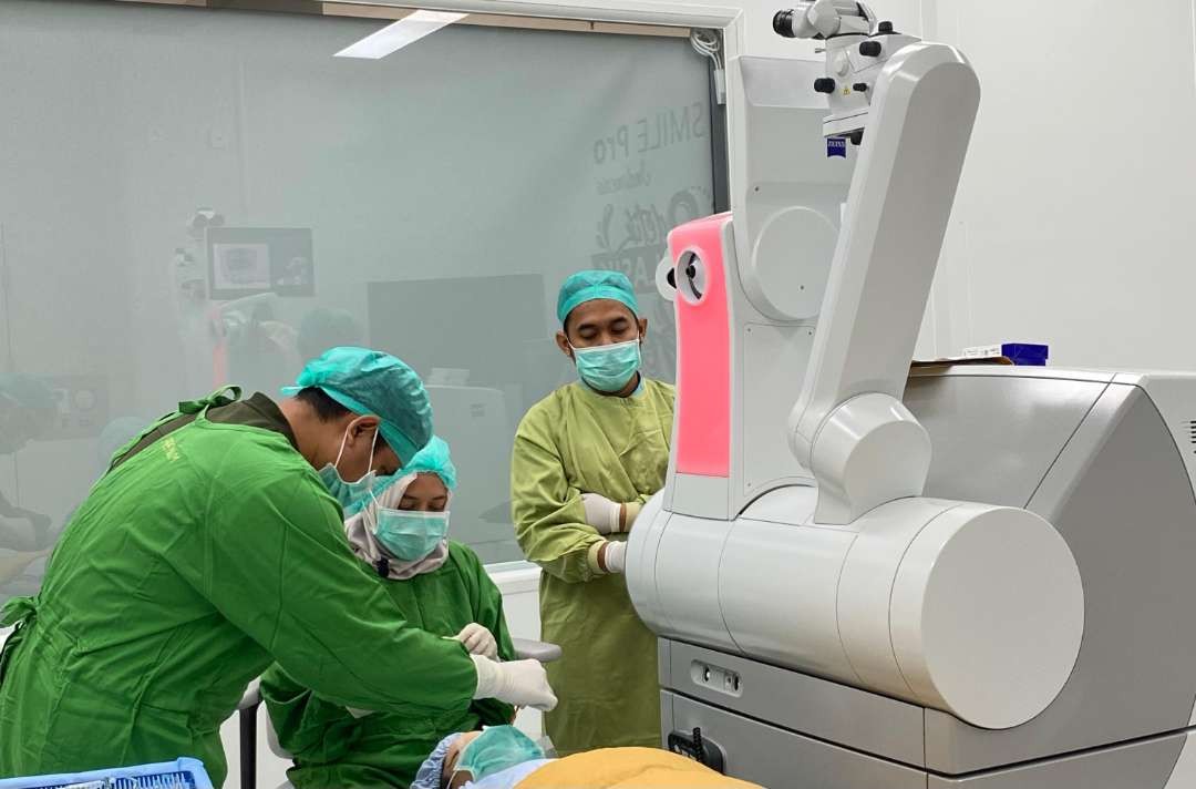 Pengoperasian Zeiss Visumax 800, dalam operasi penyembuhan gangguan mata yang terjadi di RS Mata Undaan. (Foto: Dokumentasi RSMU)