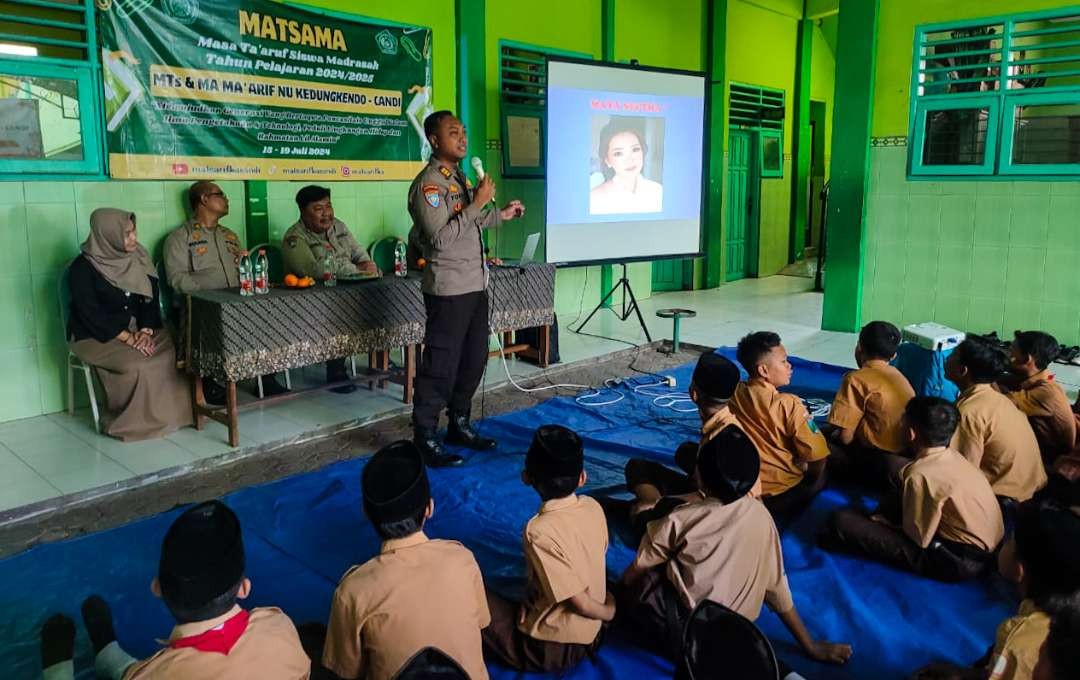 Anggota PPA Polresta Sidoarjo saat sampaikan materi MPLS kepada pelajar SMP. (Foto: Aini Arifin/Ngopibareng.id)