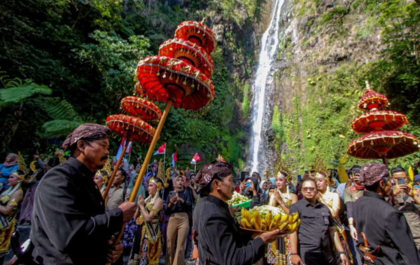 Kirab sesaji sebelum dilarung di aliran sungai Air Terjun Sedudo, Nganjuk, Sabtu 20 Juli 2024. (Foto: Ant)