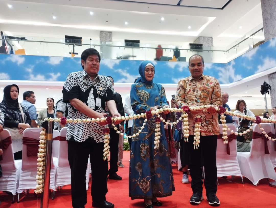 Penjabat Ketua Dewan Kerajinan Nasional Daerah (Dekranasda) Jawa Tengah, Shinta Nana Sudjana saat membukaBussiness Matching dan UMKM Expo Jateng yang dihelat di Trans Studio Mall, Kota Denpasar, Bali, resmi dibuka pada Sabtu, 20 Juli 2024. (Foto: Pemprov Jateng)