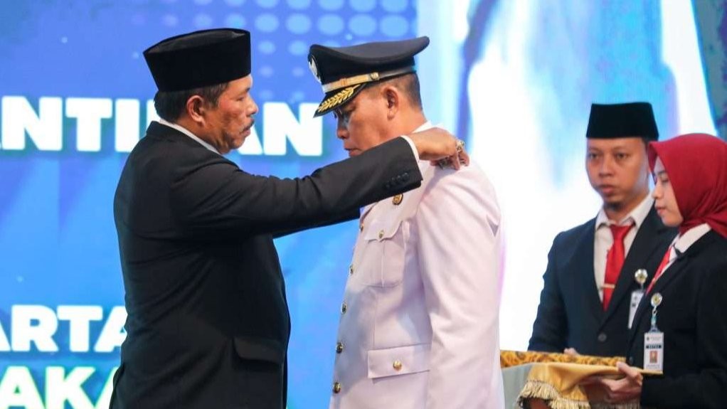 Gubernur Jawa Tengah, Nana Sudjana melantik Walikota Solo Baru, Teguh Prakoso. Wakil Walikota Solo ini menggantikan Gibran Rakabuming Raka yang mundur dari jabatan Walikota Solo. (Foto: Pemprov Jateng)