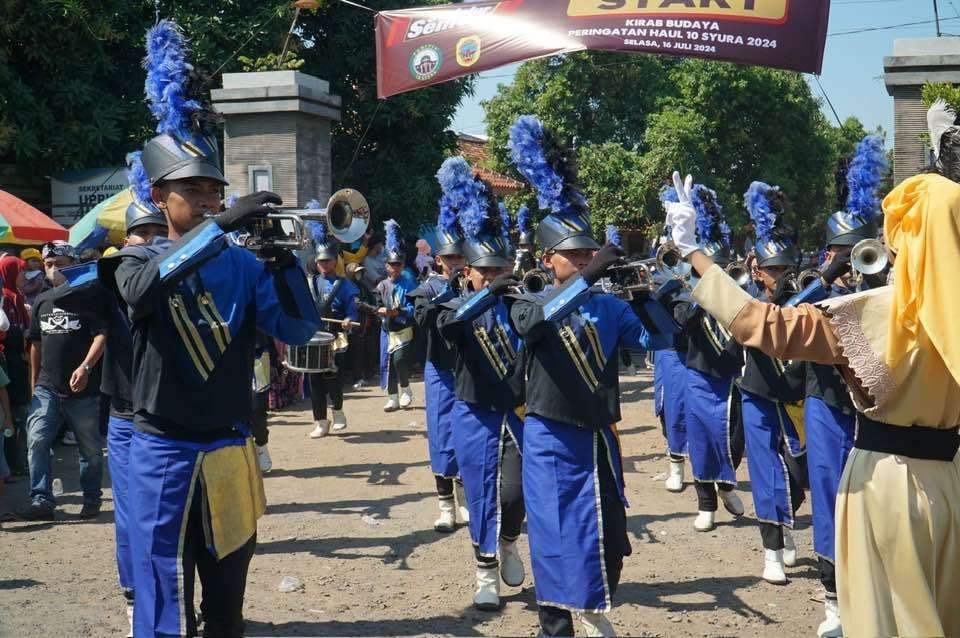 Drumband menyambut 1 Muharam di dekat Makam Mbah Muthamakin, Pati. (Ilustrasi)
