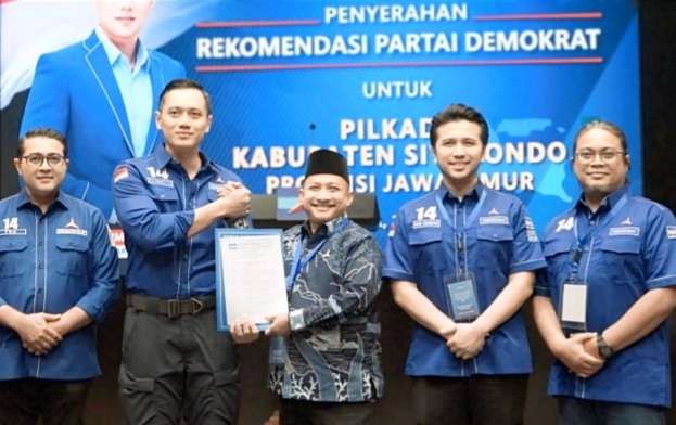 Ketum DPP Demokrat, Agus Harimurti Yudhoyono menyerahkan rekomendasi pasangan cabup-cawabup petahana Karna Suswandi - Khoirani kembali maju Pilkada Situbondo 2024 kepada Karna Suswandi di Jakarta, Sabtu 20 Juli 2024.(Foto: Dokumen Humas Demokrat Situbondo)