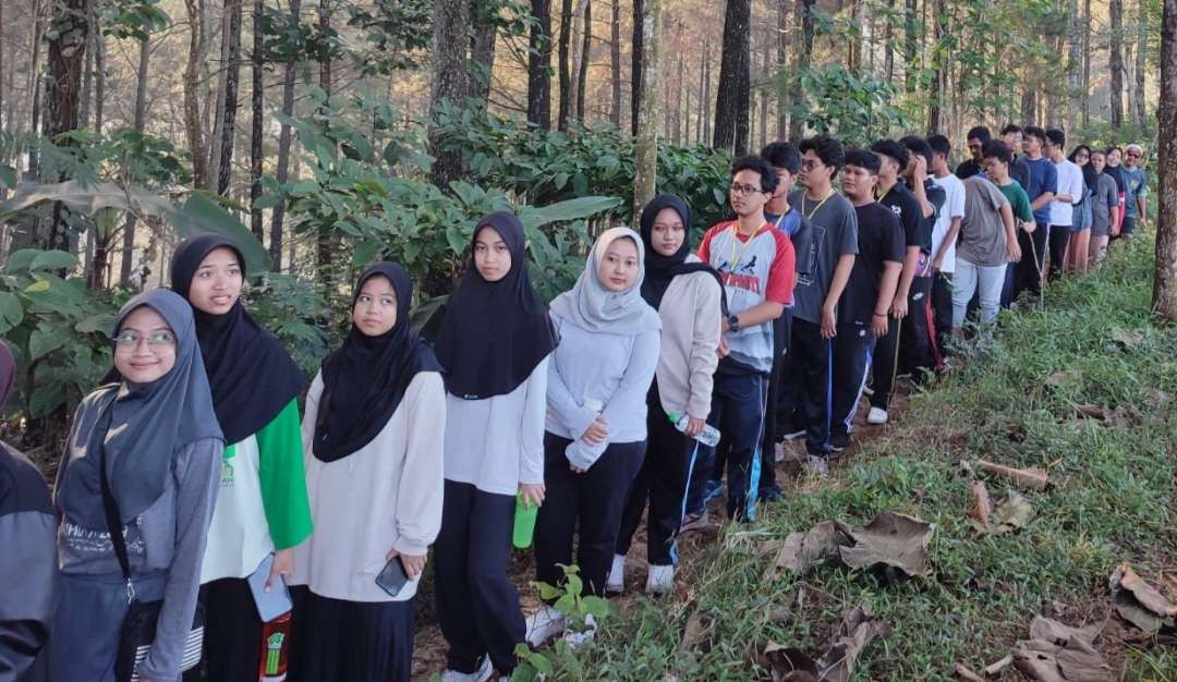 Pembekalan Kader Muda "Lingkungan Kampung Edukasi Sampah" Sidoarjo dilakukan di DeDurian Park Wonosalam Jombang, 20-21 Juli 2024. (Foto: yus for ngopibareng.id)