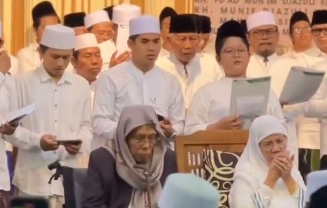 Pemangku Pondok Pesantren Al-Falah Ploso, KH Nurul Huda Djazuli bersama keluarga besarnya(Foto:dok/ngopibareng.id)