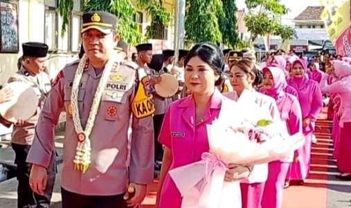 Kapolres baru, AKBP Rezi Dharmawan dan isteri Cania Rezi, memasuki Mapolres Situbondo disambut serangkaian tradisi. (Foto: Guido Saphan/Ngopibareng.id)