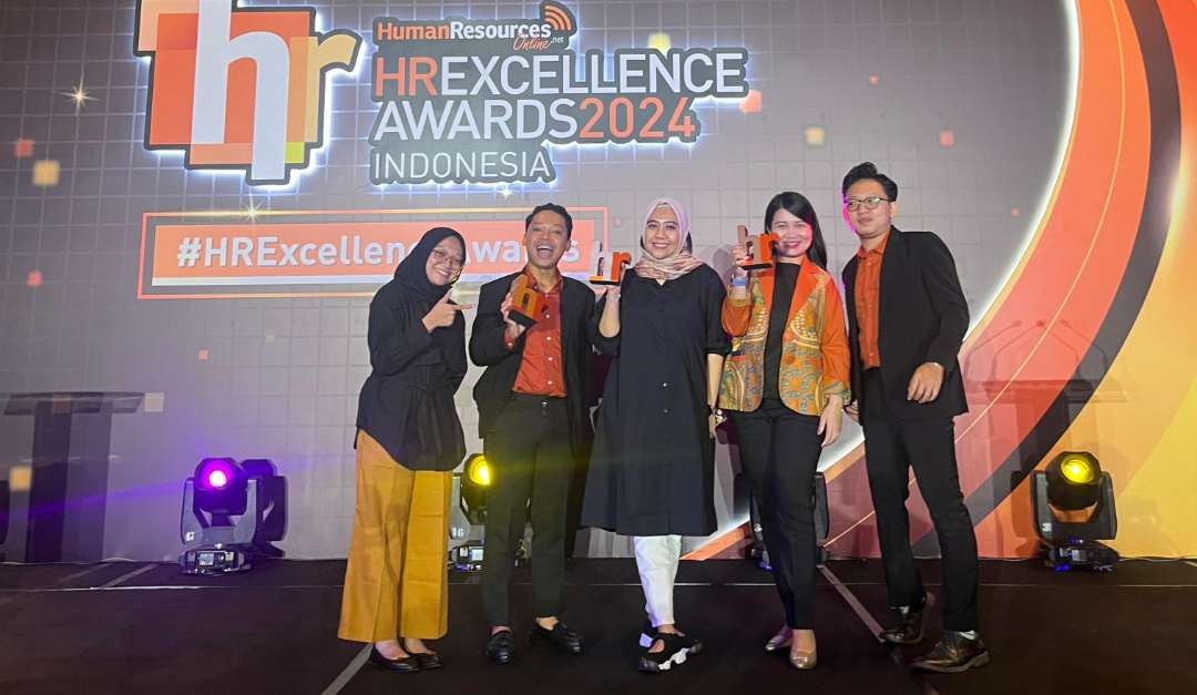 Direksi PT SIER menerima penghargaan bronze medal katagori Best HR Team pada gelaran Human Resources Excellence Awards Indonesia 2024. (Foto: Istimewa)