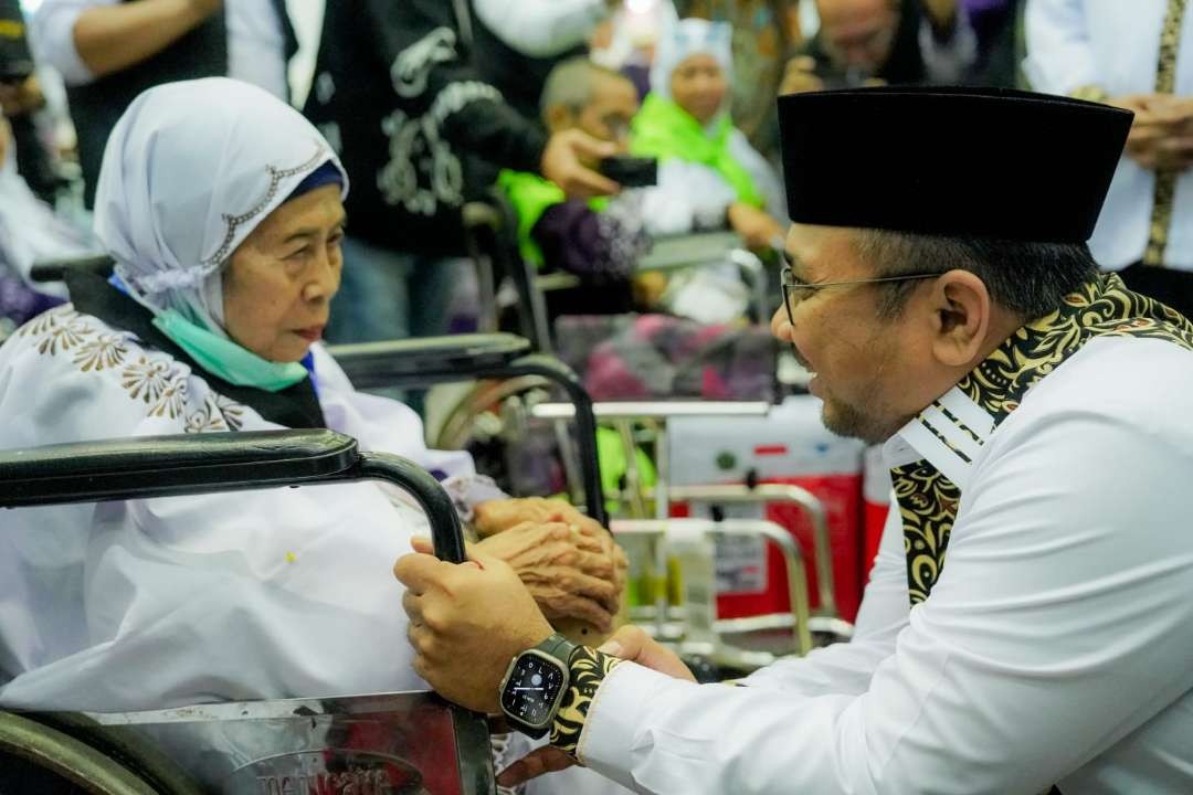 Menag Yaqut Cholil Qoumas menyambut kedataangan jemaah haji kloter 63 Embarkasi Jakarta (JKG 63) di Asrama Haji Pondok Gede, Jakarta. (Foto: Dok MCH)