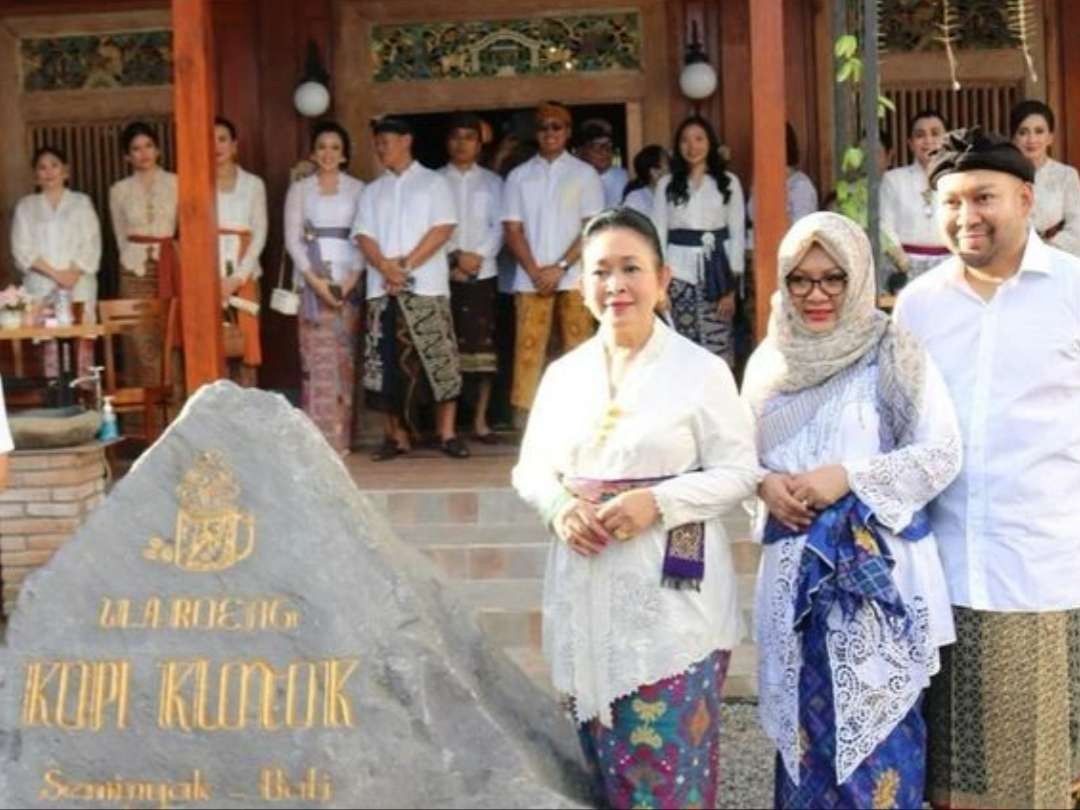 Titiek Soeharto meresmikan warung makan miliknya di Seminyak, Bali. (Foto: Instagram)