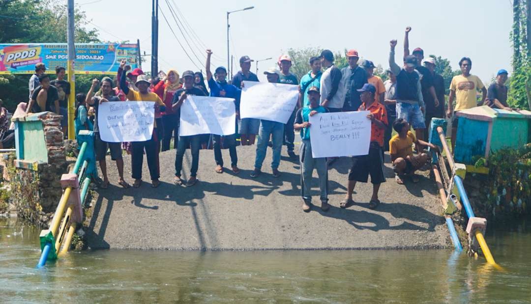 Demo warga Kedungpeluk, Sidoarjo, tuntut perbaikan jembatan. (Foto: Aini Arifin/Ngopibareng.id)