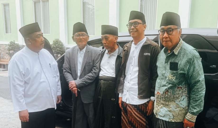 Penyair KH D Zawawi Imron bersama tokoh-tokoh NU Surabaya, H Masduki Toha, KH Abdul Bari dan KH Achmad Saiful Chalim AR. (Foto: dok/ngopibareng.id)