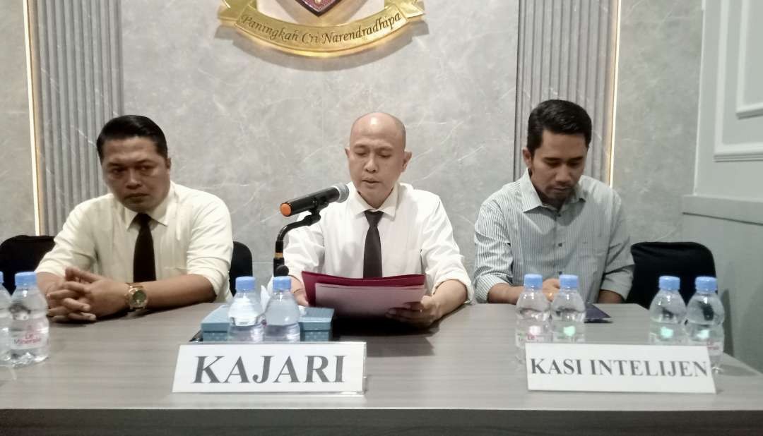 Konferensi pers penetapan dua orang tersangka kasus dugaan tindak pidana korupsi APMD di Tuban (Foto: Khoirul Huda/Ngopibareng.id)