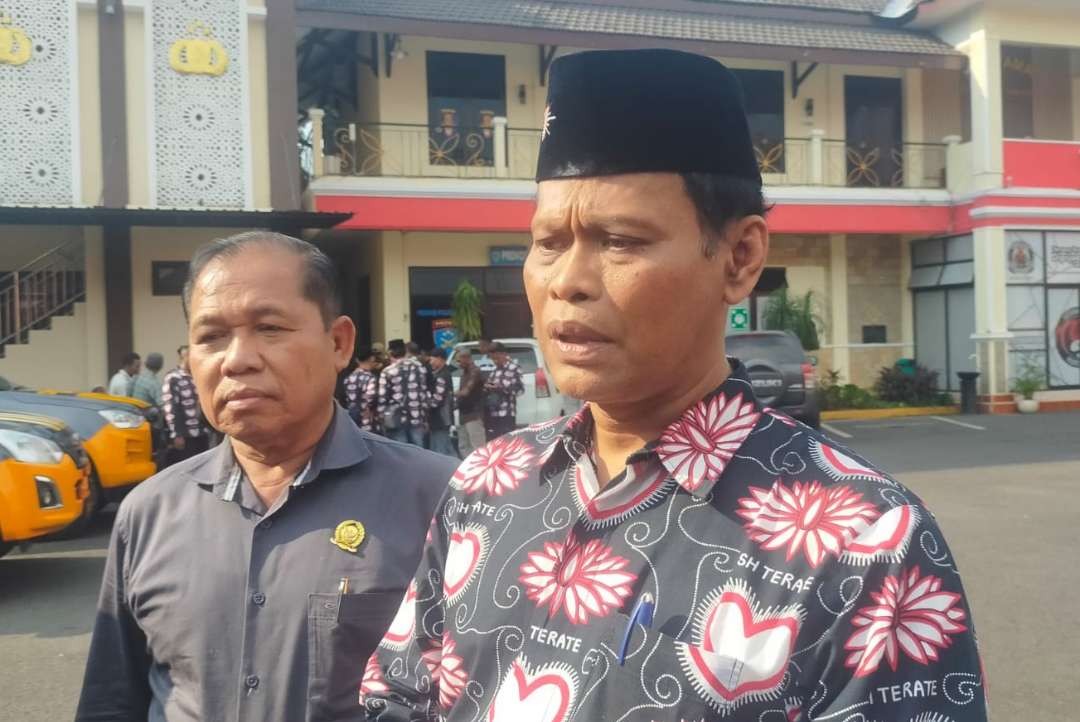 Ketua PSHT Cabang Jember Jono Wasinudin (kanan) saat memaparkan peristiwa pengeroyokan polisi yang dilakukan anggotanya (Foto: Rusdi/Ngopibareng.id)