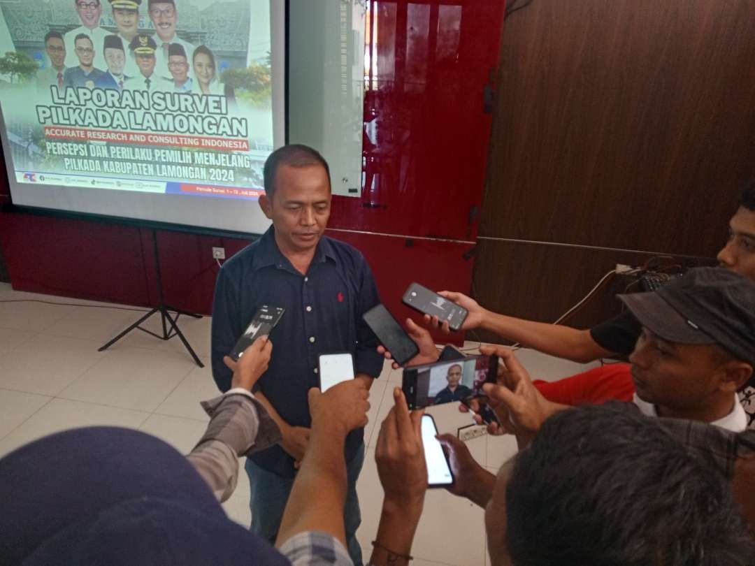 Direktur ARCI Baihaqi Siraj usai merilis hasil survei Pilkada Lamongan terbar(Foto :Imron Rosidi/ngooibareng.id)u