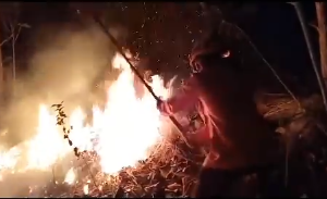 Tim gabungan melakukan pemadaman di kebakaran hutan di Gunung Jaas, Ngantru, Trenggalek, pada Minggu malam 21 Juli 2024. (Foto: tangkapan layar)