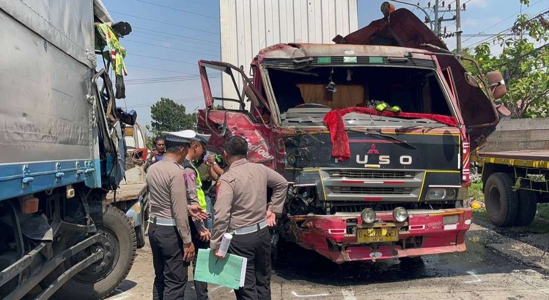 Polisi olah TKP ditempat kejadian kecelakaan.(Foto: Deni Lukmantara/Ngopibareng.id)