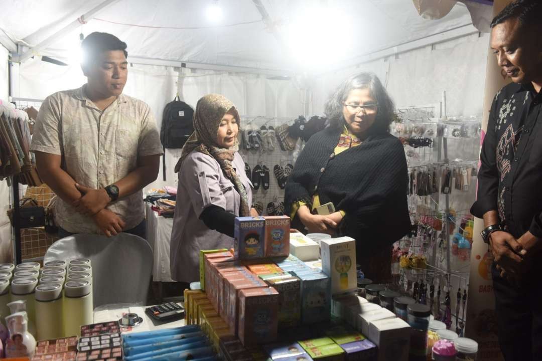 Pj Walikota Kediri Zanariah keliling dan melarisi dagangan yang dijual pedagang di Festival Pasar Rakyat "Kediri Battle Of Fest", Minggu 21 Juli 2024 malam. (Foto: Istimewa)