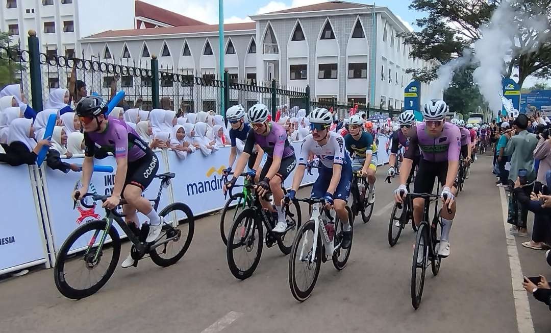 Ratusan pembalap mengawali etape pertama dari wilayah Tegalsari, Banyuwangi (Foto : Muh. Hujaini/Ngopibareng.id)