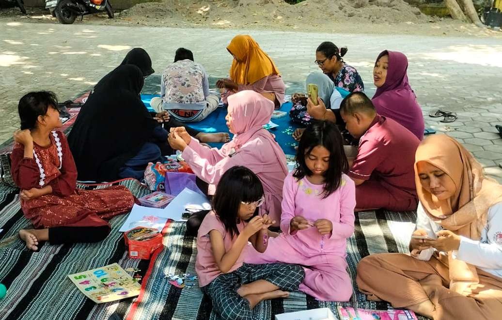 Keseruan meronce generasi spesial di Griya Abhipraya Sidoarjo (foto : Aini/Ngopibareng.id)