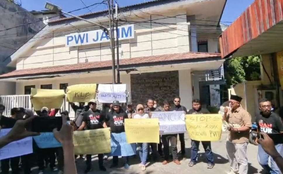 Puluhan pekerja pers dari berbagai media di Jawa Timur melakukan demonstrasi di halaman depan Gedung PWI Jawa Timu di Jl Taman Apsari 15-17 Surabaya, Senin 22 Juli 2024 siang. (Foto: Istimewa)