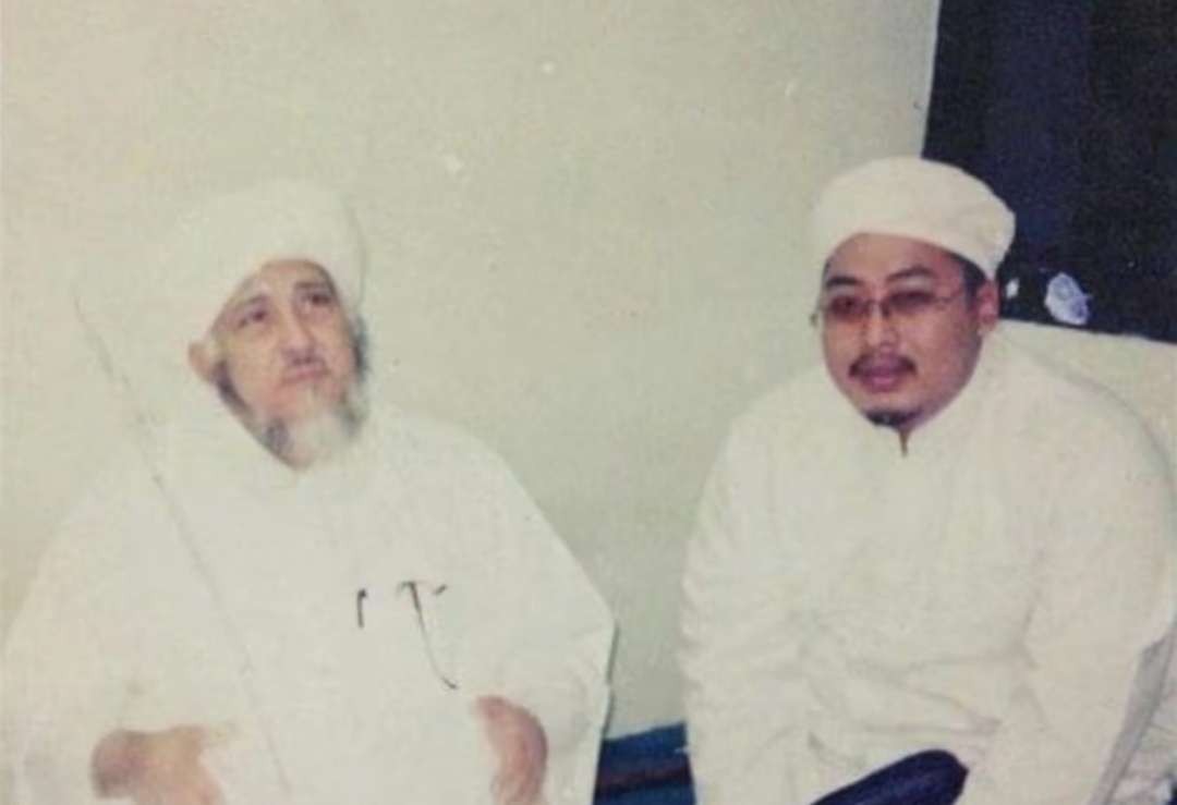 KH Ahmad Favourite Rozi (Gus Fahrur), Pengasuh Pondok Pesantren An-Nur, Bululawang, Malang bersama Syaikh Muhammad bin Alwi al-Maliki al-Hasani, almaghfurlah. (Foto:dok/ngopibareng.id)