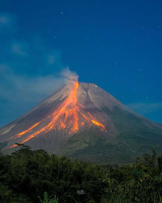 Gunung api Merapi terus mengalami erupsi sejak empat ini mulai Jumat 19 hingga Senin 22-Juli-2024. (Foto: dok. @merapi_uncover)