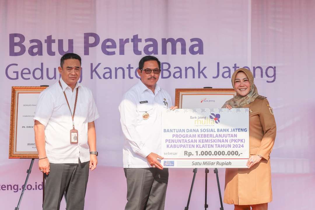 Pj Gubernur Jateng, Nana Sudjana dan Bupati Klaten Bupati Klaten Sri Mulyani ada Pembangunan Gedung Bank Jateng di Klaten, pada Senin 22 Juli 2024. (Foto: pemprov jateng)