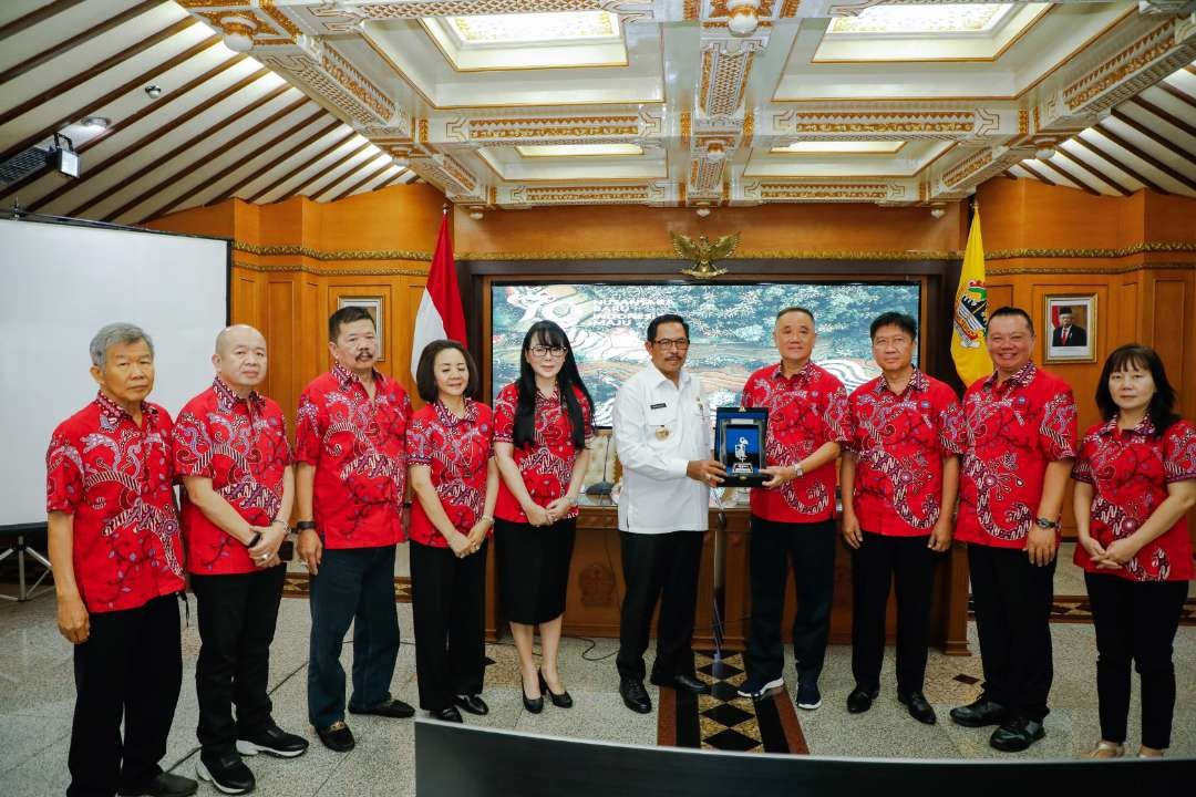 Pj Gubernur Jawa Tengah, Nana Sudjana merangkul Paguyuban Sosial Marga Tionghoa Indonesia (PSMTI) untuk turut mangatasi kemiskinan di wilayahnya. (Foto: Dok Prov Jateng)