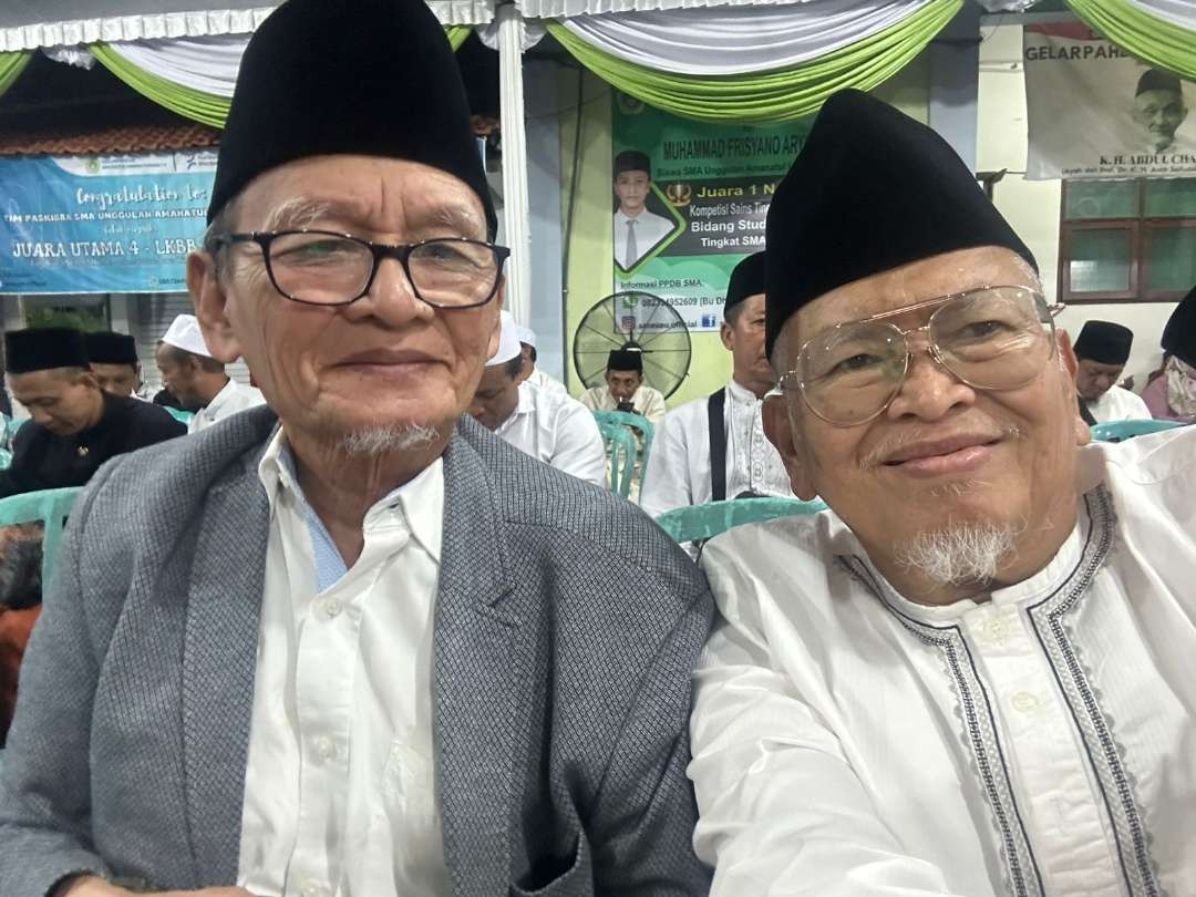 Penyair asal Madura, D Zawawi Imron bersama Prof Ridwan Nasir, Gurubesar Universitas Islam Negeri Sunan Ampel (UINSA) Surabaya. (Foto:dok/ngopibareng.id)