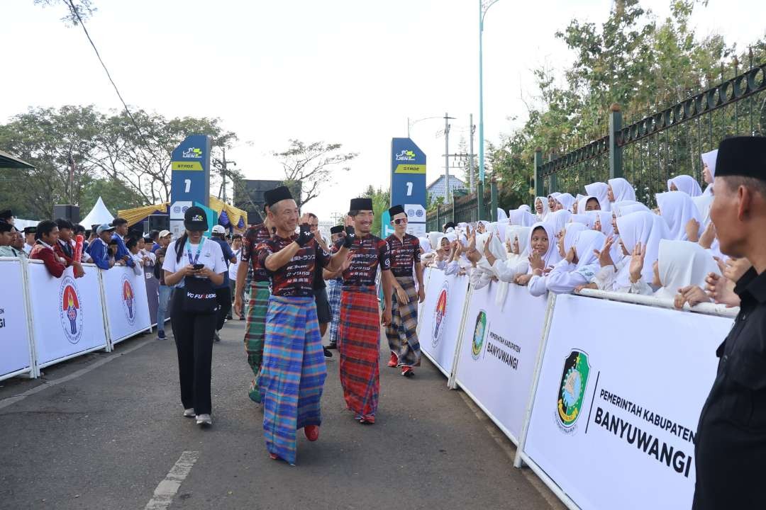 Sejumlah pembalap ITdBI mengenakan sarung dan kopiah saat prosesi pembukaan (foto: Humas Pemkab Banyuwangi)