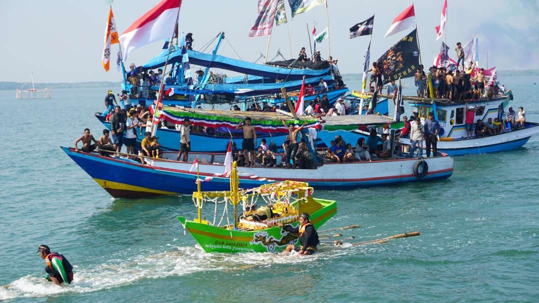 Larung sesaji Petik Laut di Pasuruan, Minggu 21 Juli 2024. (Foto: Dok. Pemkot Pasuruan)