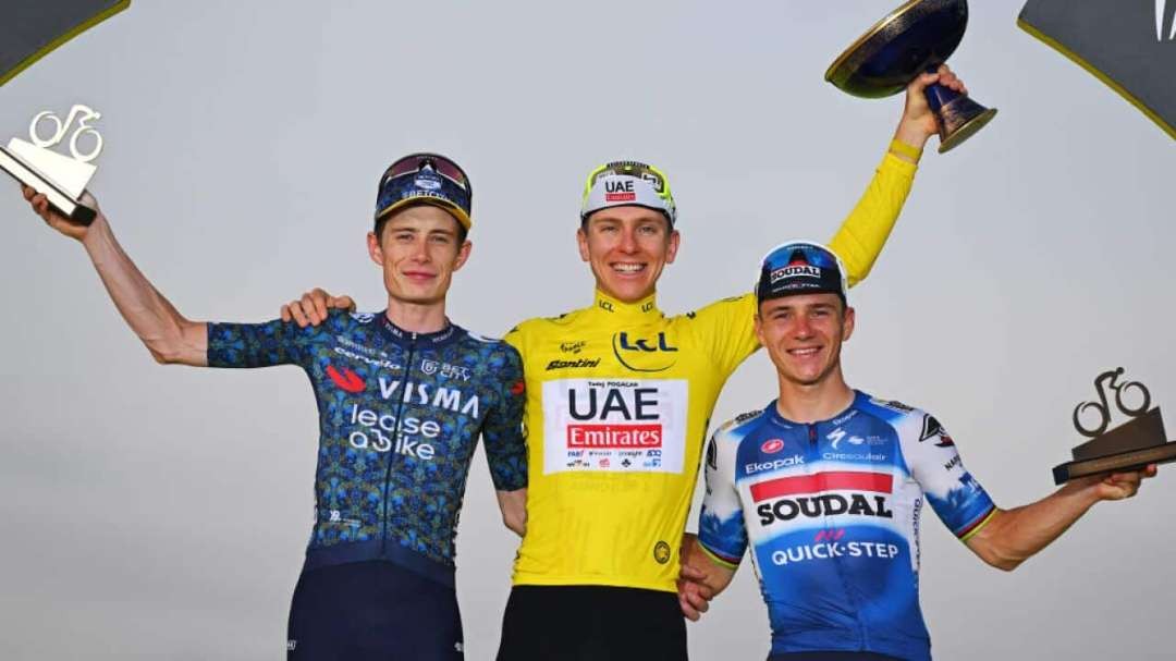 Tadej Pogacar (tengah) sebagai juara Tour de France 2024, Jonas Vingegaard (kiri) sebagai peringkat kedua klasemen general classification, dan Remco Evenepoel (kanan) sebagai peringkat ketiga klasemen general classificaiton. (Foto: Istimewa)