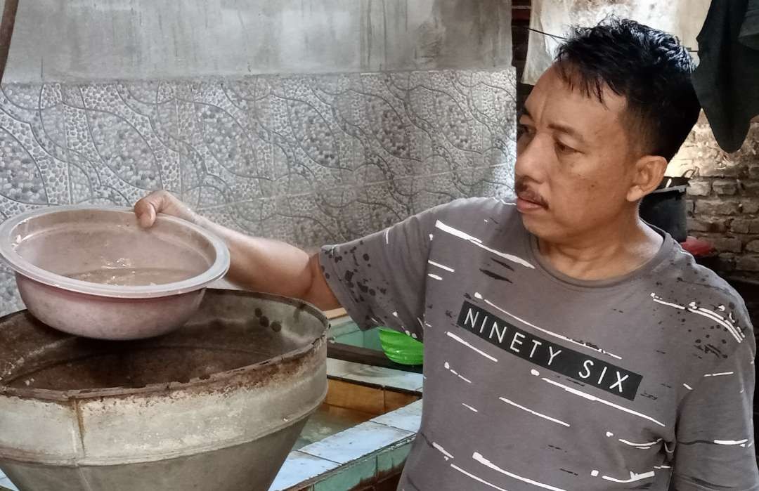 Salah seorang pengrajin tempe Tenggilis Kauman, Gofurururrohim, predikat Kampung tempe mulai luntur (Foto: Asmanu Sudarso/ngopibareng.id)