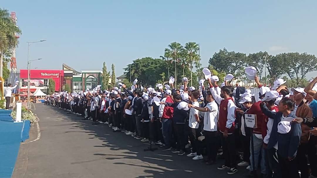 Ribuan mahasiswa peserta KKN Kolaboratif saat upaya pelepasan di Depan Kantor Pemkab Jember (Foto: Rusdi/Ngopibareng.id)