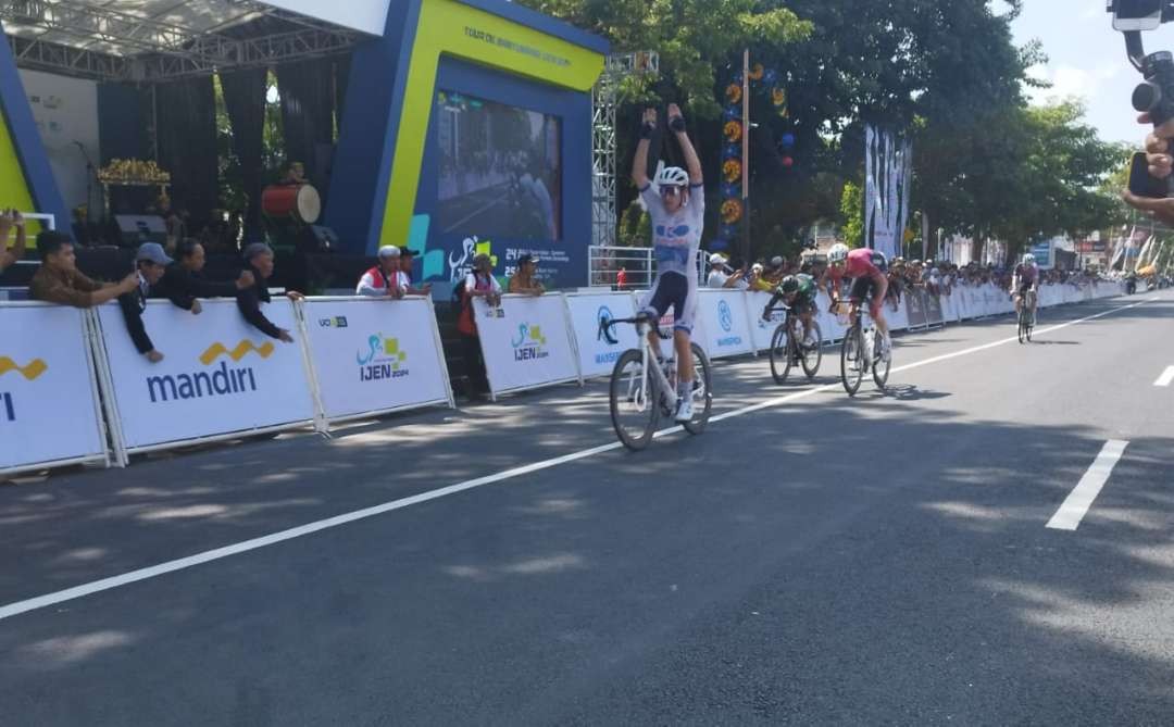 Ryan Cavanagh menjadi pemenang pada etape pertama ITdBI Banyuwangi (foto : Muh Hujaini /Ngopibareng.id)