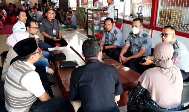 Komisioner KPU Bondowoso Bersama Bawaslu berkunjung ke Lapas Kelas II B Bondowoso membahas jumlah napi punya hak pilih di Pilkada Serentak 2024.(Foto: Humas KPU Bondowoso)