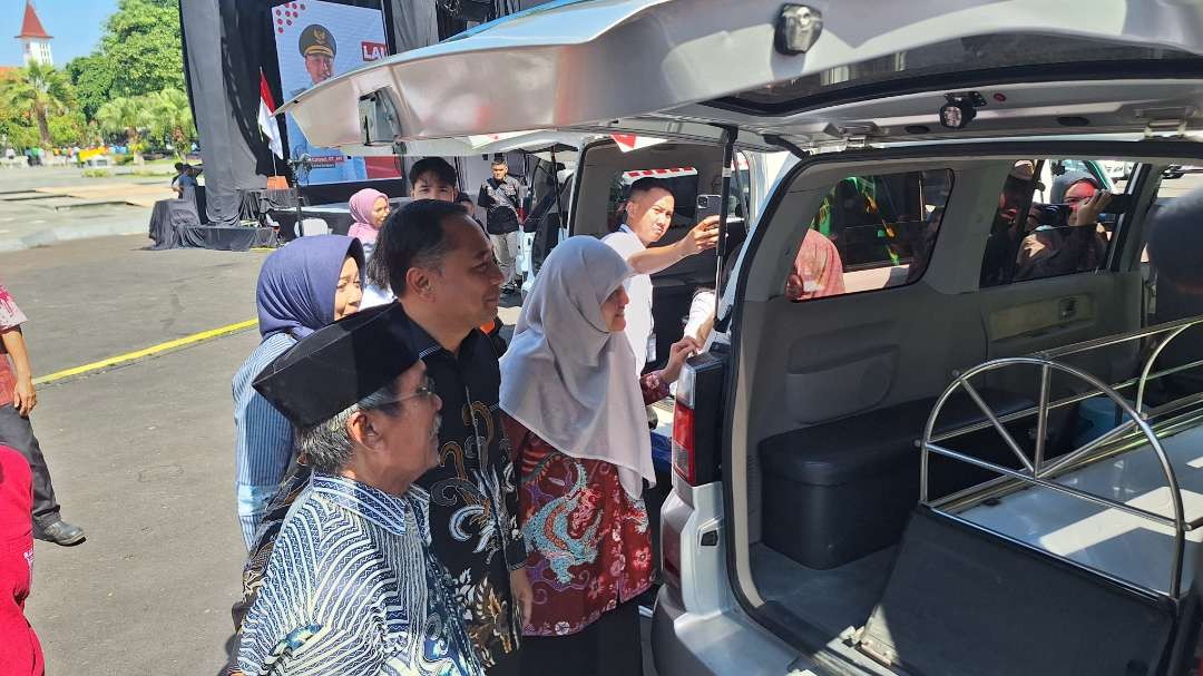 Walikota Surabaya Eri Cahyadi bersama Wakil Ketua DPRD Kota Surabaya Reni Astuti saat meninjau ambulans yang akan disiagakan di masing-masing kelurahan di Kota Surabaya. (Foto: Julianus Palermo/Ngopibareng.id)