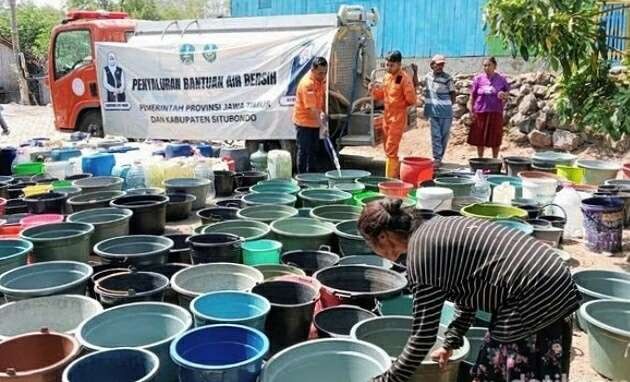 BPBD Situbondo mendistribusikan bantuan air bersih di dusun-dusun mulai kekurangan air bersih pada musim kemarau. (Foto: Humas BPBD Situbondo)