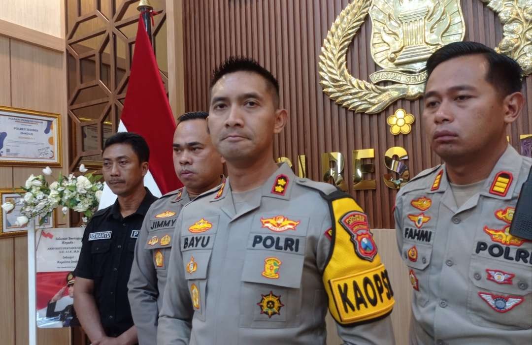 Kapolres Jember, AKBP Bayu Pratama Gubunagi saat memaparkan perkembangan penanganan kasus pengeroyokan terhadap anggota Polsek Kaliwates. (Foto: Rusdi/Ngopibareng.id)