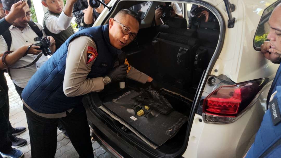 Kapolda Jatim, Irjen Pol Imam Sugianto menunjukkan tempat penyimpanan narkoba dalam mobil. (Foto: Fariz Yarbo/Ngopibareng.id)