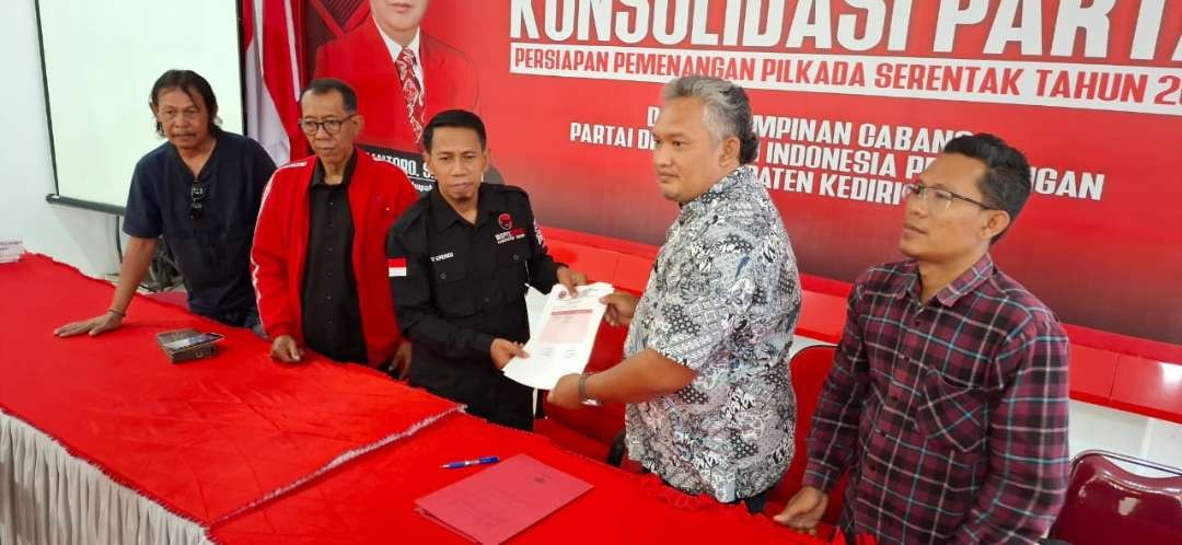 Daftar ke PDI Perjuangan, upaya dr Ari  Gandeng Hanandhito Himawan Pramana maju Kontestasi Pilbup Kediri 2024  (Foto: Fendi Lesmana/ngopibareng.id)