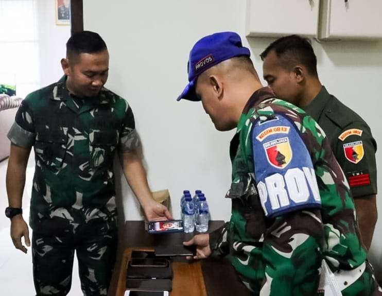 Komandan Kodim (Dandim) 0813 Bojonegoro Letkol Czi Arief Rochman Hakim, saat mengecek telepon selular anggotanya dan PNS di lingkungan Kodim Bojonegoro, pada Senin 22 Juli 2024. (Foto: kodim bojonegoro)