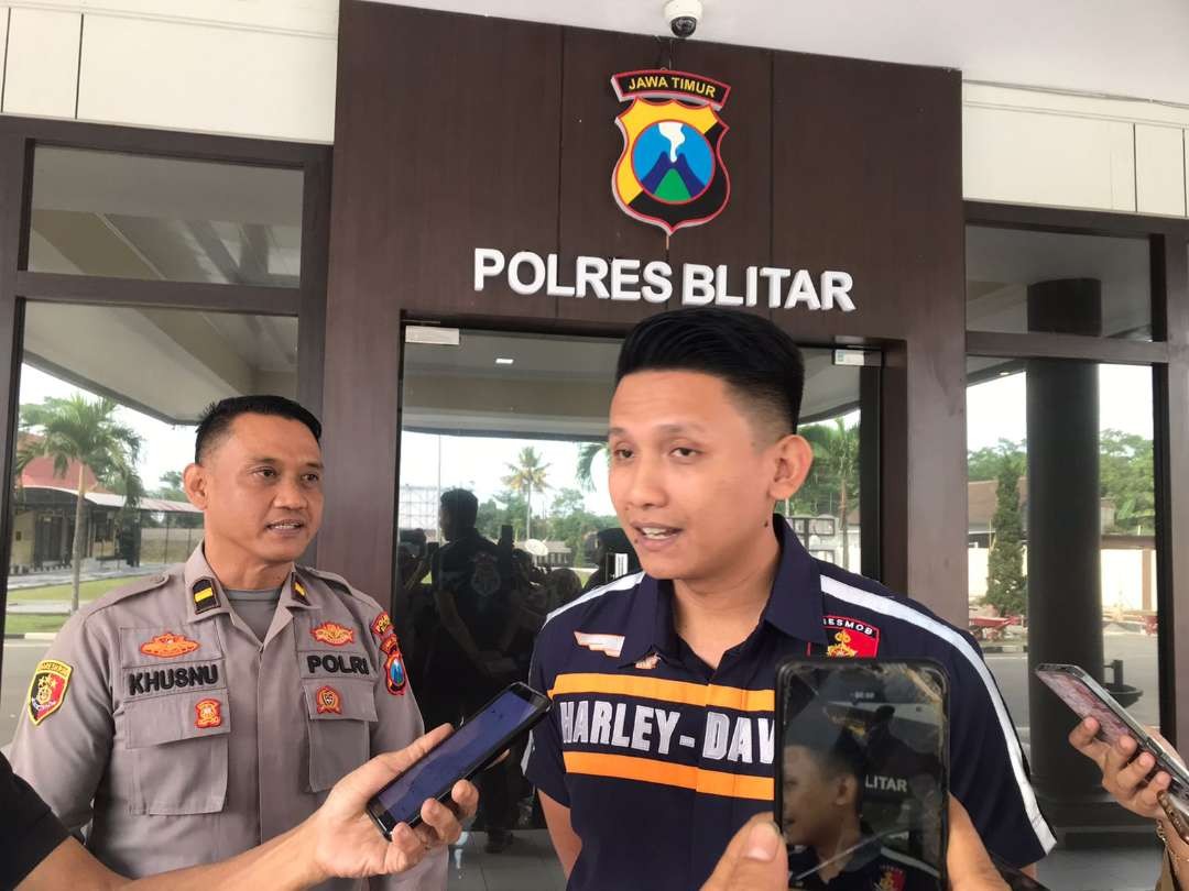 Kasatreskrim Polres Blitar AKP Febby Pahlevi Rizal memberikan keterangan kepada wartawan soal penggerebekan tempat kos-kosan untuk penampungan CTKi ilegal di Polres Blitar, Selasa 23 Juli 2024. (Foto: choirul anam/ngopibareng.id)