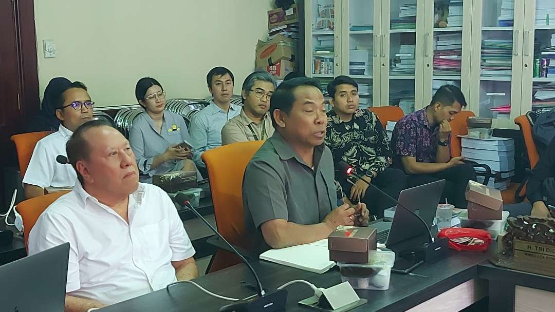 Juru Bicara PT. Granting Jaya, Agung Pramono (baju hijau), saat memaparkan pendapat dalam rapat di Ruang Komisi A DPRD Kota Surabaya. (Foto: Julianus Palermo/Ngopibareng.id)