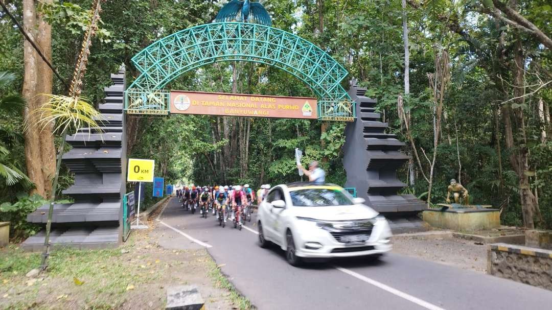 Para pembalap memulai perlombaan etape dua TdBI 2024 dari kawasan TNAP. (Foto: Muh Hujaini/Ngopibareng.id)