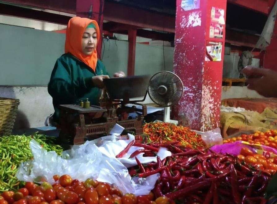 Salah seorang pedagang cabai rawit di pasar di Kota Probolinggo. (Foto: Ikhsan Mahmudi/Ngopibareng.id)