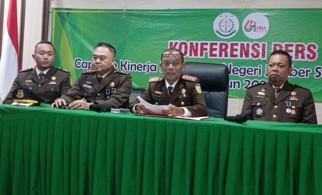 Kepala Kejaksaan Negeri Jember, Ichawan Effendi (dua dari kanan) memaparkan capaian kinerja periode Januari sampai Juni 2024. (Foto: Rusdi/Ngopibareng.id)