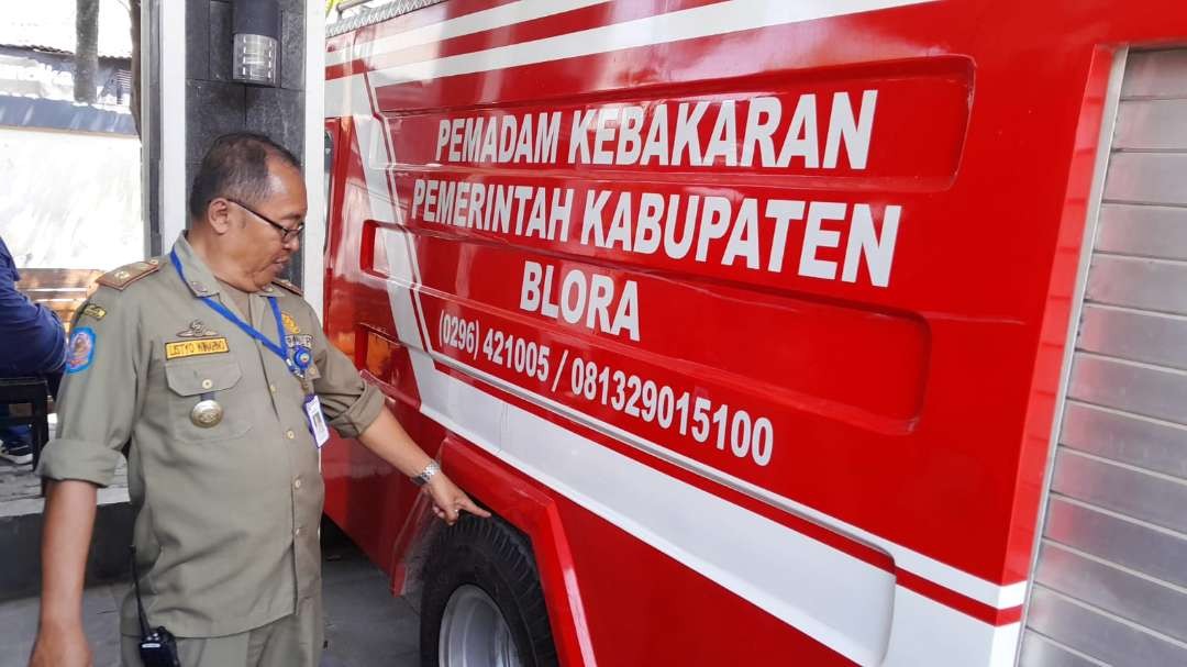 Kasi Trantib Kecamatan Cepu, Listyo Winarno, menunjukkan kondisi terkini Armada Damkar. (Foto: ahmad sampurno/ngopibareng.id)